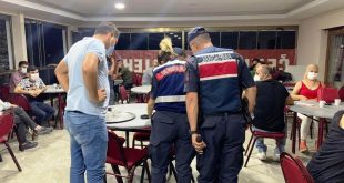 İzmir'de kumar oynarken suçüstü yakalanan 30 kişiye ceza kesildi