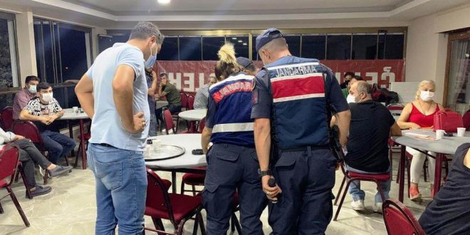 İzmir'de kumar oynarken suçüstü yakalanan 30 kişiye ceza kesildi