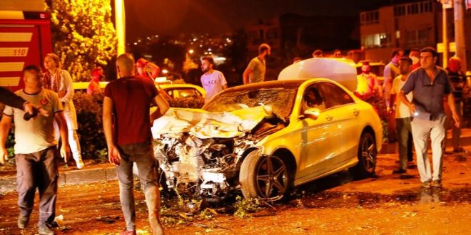 İzmir'de polis aracıyla otomobilin çarpışması sonucu 2'si polis, 4 kişi yaralandı