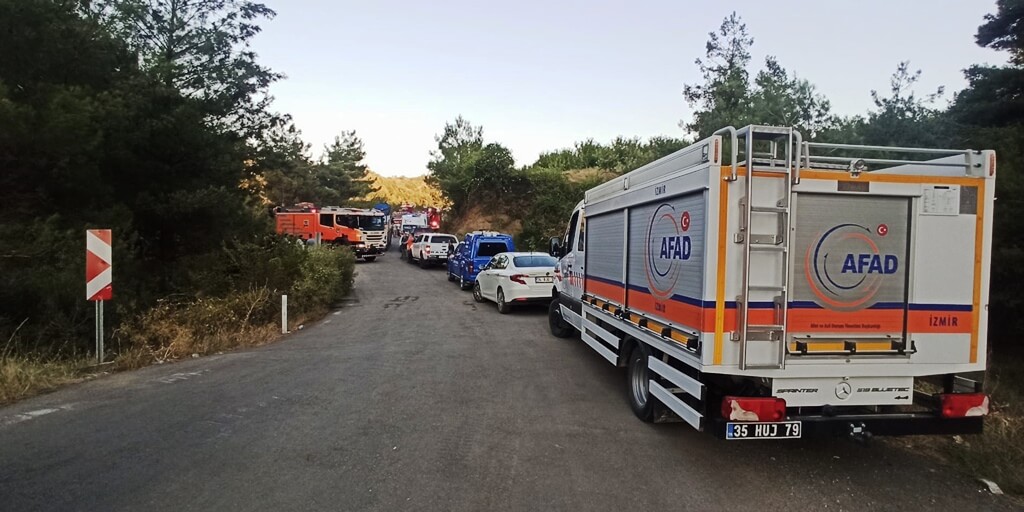 İzmir'de şarampole devrilen minibüsteki çok sayıda kişi yaralandı