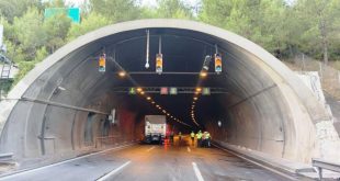 İzmir'de tünel girişinde kamyonun çarptığı otomobil alev aldı: 4 ölü, 2 yaralı
