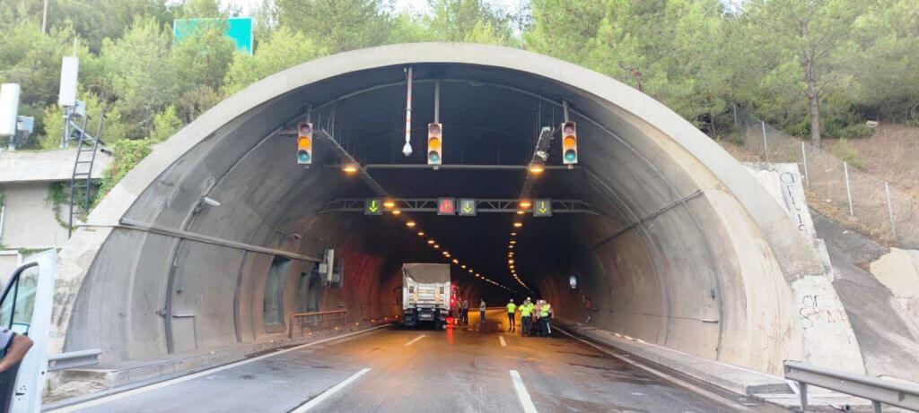 İzmir'de tünel girişinde kamyonun çarptığı otomobil alev aldı: 4 ölü, 2 yaralı