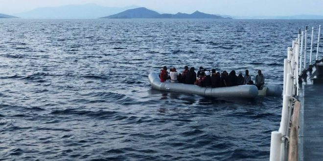 İzmir'de Türk kara sularına geri itilen 34 düzensiz göçmen kurtarıldı