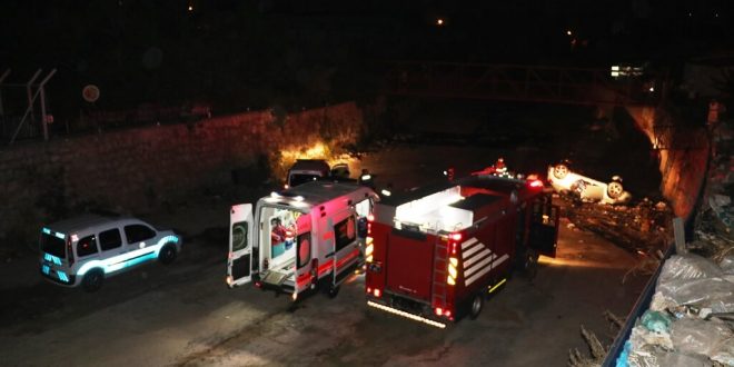 İzmir Buca'da dereye düşen otomobildeki 4 kişi yaralandı