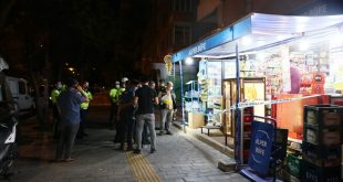 İzmir Karabağlar'da polise bıçak çeken şüpheli bacağından vurularak etkisiz hale getirildi