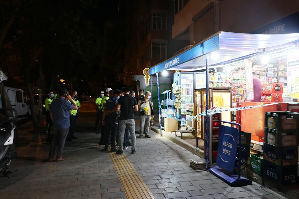 İzmir Karabağlar'da polise bıçak çeken şüpheli bacağından vurularak etkisiz hale getirildi
