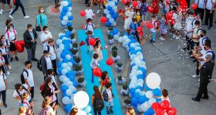 İzmir ve ilçelerinde yüz yüze eğitim için okulla buluşan öğrenciler coşkuyla karşılandı