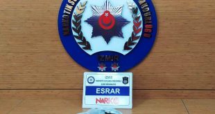 İzmir'de havalimanında bir kişinin üzerinde 523 gram esrar ele geçirildi