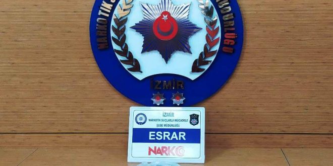 İzmir'de havalimanında bir kişinin üzerinde 523 gram esrar ele geçirildi