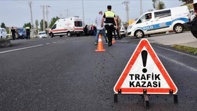 İzmir'de otomobiliyle otoyol gişesine çarpan hakim hayatını kaybetti