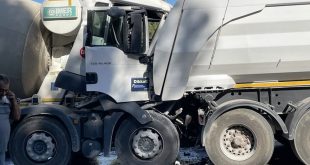 İzmir'de tıra arkadan çarpan kamyonun sürücüsü ağır yaralandı