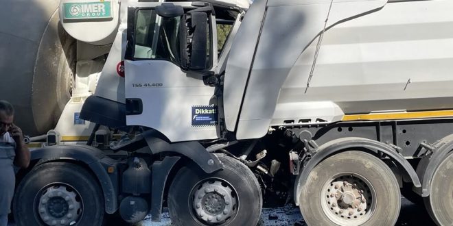 İzmir'de tıra arkadan çarpan kamyonun sürücüsü ağır yaralandı