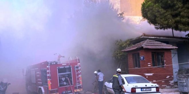 İzmir'de yangına müdahale ederken Çatı altında kalan itfaiye eri hastaneye kaldırıldı