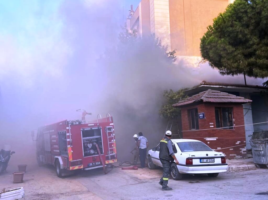 İzmir'de yangına müdahale ederken Çatı altında kalan itfaiye eri hastaneye kaldırıldı