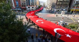 İzmir'in düşman işgalinden kurtuluşunun 99. yıl dönümü kutlamaları bayrak yürüyüşüyle başladı