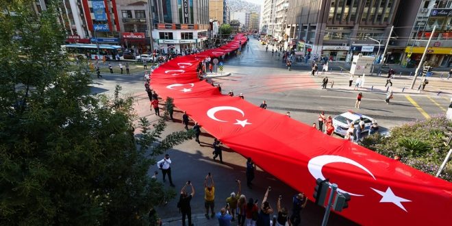 İzmir'in düşman işgalinden kurtuluşunun 99. yıl dönümü kutlamaları bayrak yürüyüşüyle başladı