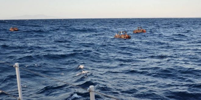 İzmir'in Foça İlçesinde 74 düzensiz göçmen yakalandı