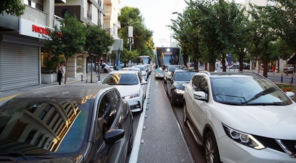 Karşıyaka Örnekköy Tramvay Hattı Trafiği Kabusa Çevirebilir!