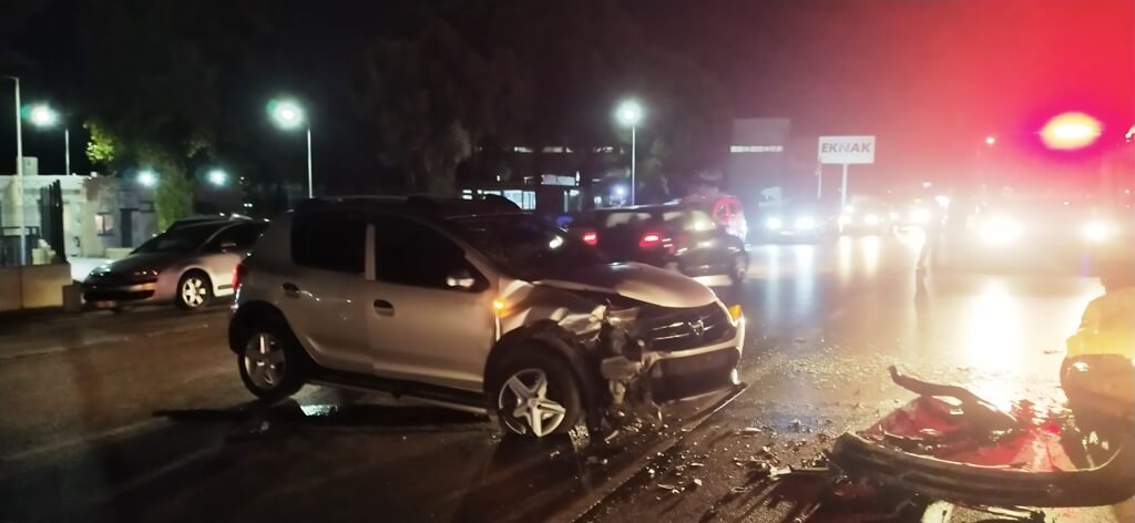 Kemalpaşa'da otomobille hafif ticari aracın çarpıştığı kazada 4 kişi yaralandı