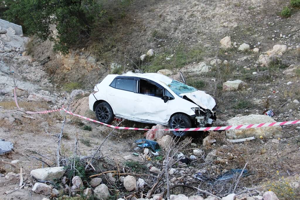 Kütahya'da şarampole devrilen otomobildeki 1 kişi öldü, 1 kişi yaralandı