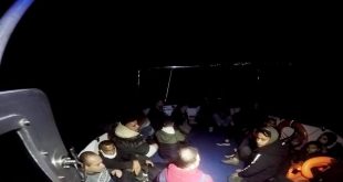 Bodrum açıklarında lastik botta 19 düzensiz göçmen yakalandı
