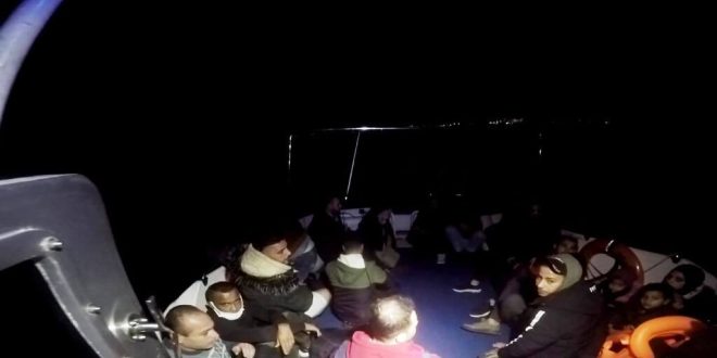 Bodrum açıklarında lastik botta 19 düzensiz göçmen yakalandı