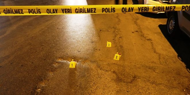 Buca ilçesinde bir kafeye ateş açan şüpheli vurularak durduruldu