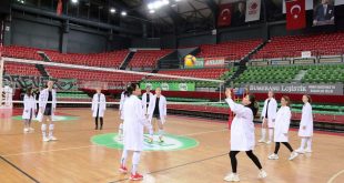 Karşıyakalı voleybolcular, meme kanseri farkındalığı için kadın doktorlarla maç yaptı