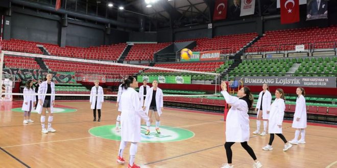Karşıyakalı voleybolcular, meme kanseri farkındalığı için kadın doktorlarla maç yaptı