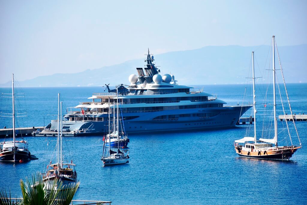 Turizm Gözdesi Bodrum'da mega yat trafiği devam ediyor