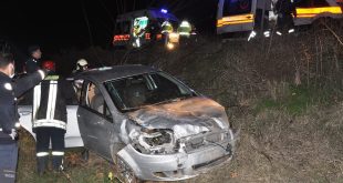 Alaşehir'de Devrilen otomobilde 4 kişi yaralandı