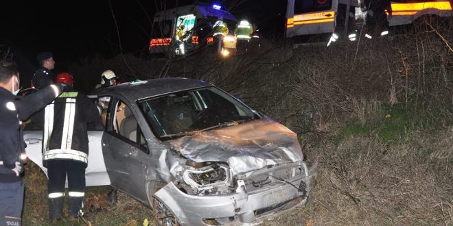Alaşehir'de Devrilen otomobilde 4 kişi yaralandı