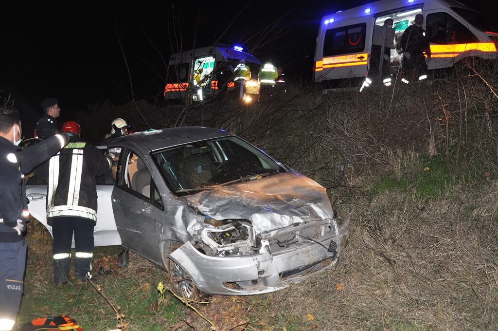 Alaşehir'de Devrilen otomobilde 4 kişi yaralandı