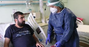 Aşı karşıtı olarak girdiği Kovid-19 servisinden aşı gönüllüsü olarak çıktı