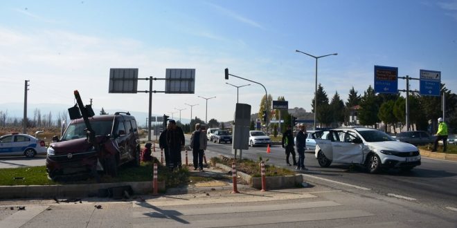 Gediz’deki hafif ticari araçla çarpışan otomobildeki 3 kişi yaralandı