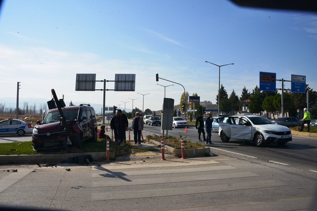 Gediz’deki hafif ticari araçla çarpışan otomobildeki 3 kişi yaralandı