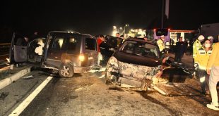 İzmir Kemalpaşa'da iki hafif ticari araç çarpıştı, 1 kişi öldü, 3 kişi yaralandı