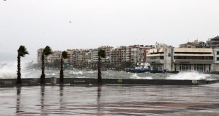 İzmir'de etkili olan fırtına nedeniyle Karşıyaka'da deniz taştı.