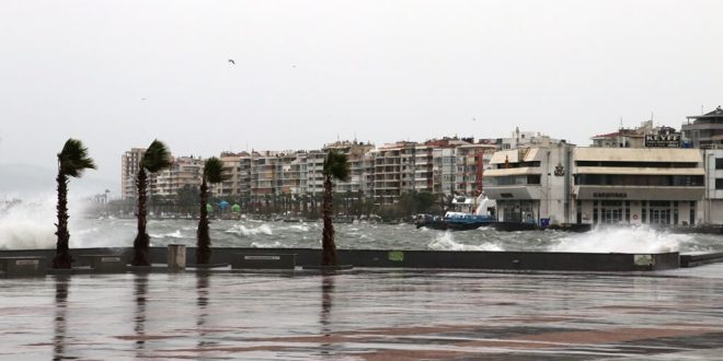 İzmir'de etkili olan fırtına nedeniyle Karşıyaka'da deniz taştı.