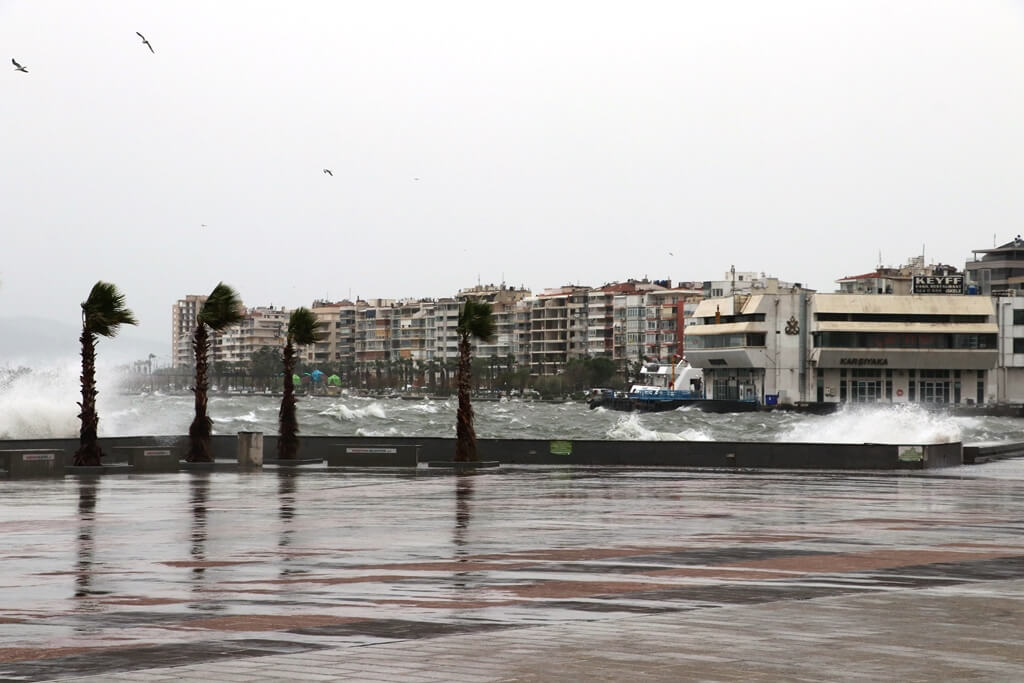 İzmir'de etkili olan fırtına nedeniyle Karşıyaka'da deniz taştı.