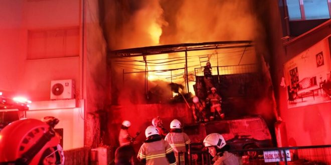 İzmir'de karabağlar'da kundaklanan dükkandaki kişi öldü