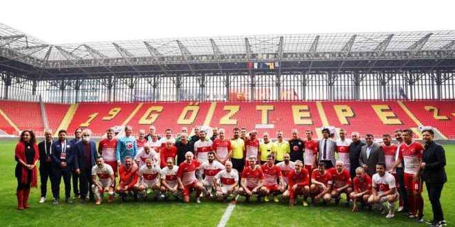 İzmir'de SMA hastası çocuk için "Şöhretler Karması" futbol oynadı