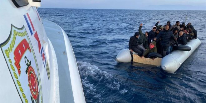 İzmir'de Yunanistan unsurlarınca geri itilen 65 düzensiz göçmen kurtarıldı