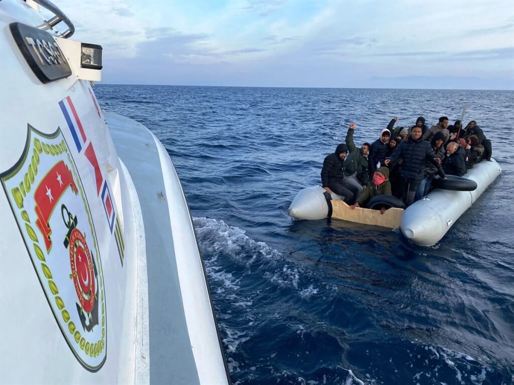 İzmir'de Yunanistan unsurlarınca geri itilen 65 düzensiz göçmen kurtarıldı