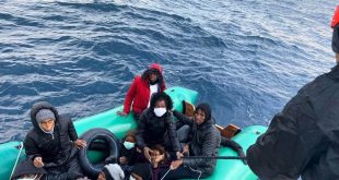 İzmir'in Menderes ve Çeşme ilçeleri açıklarında 61 düzensiz göçmen kurtarıldı