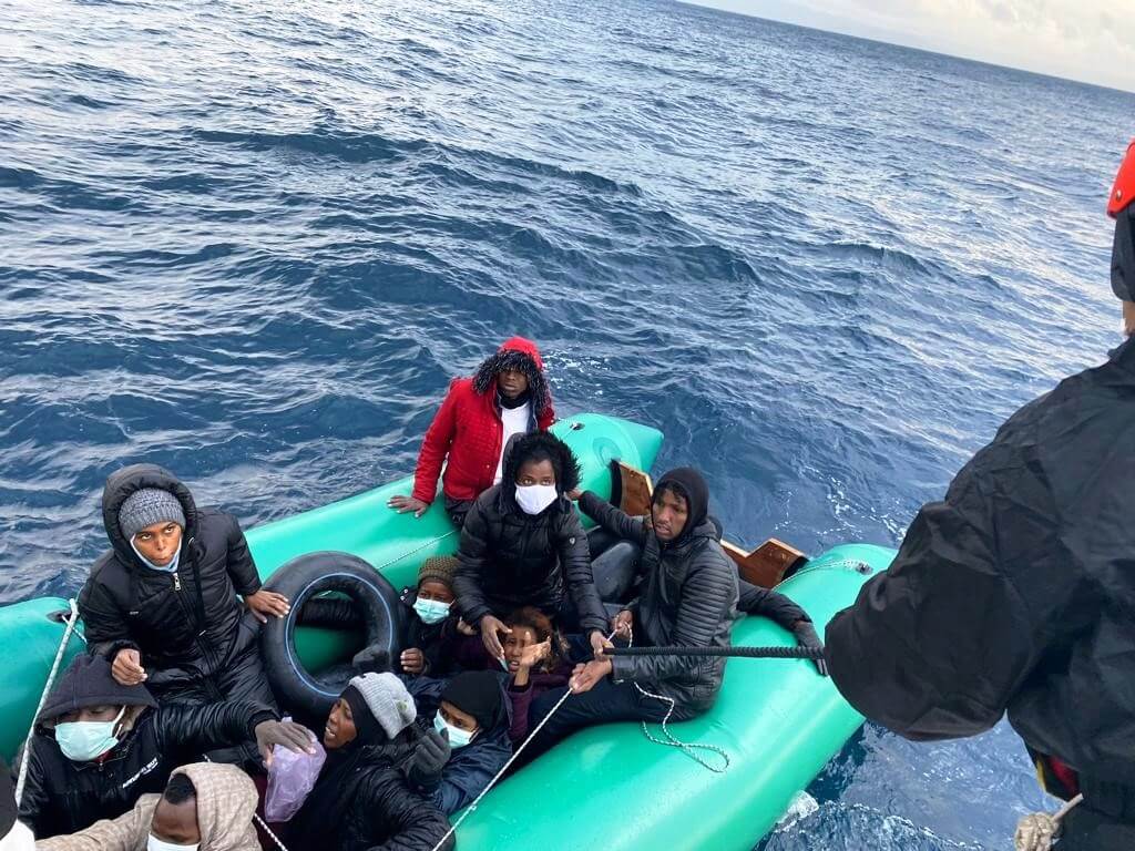 İzmir'in Menderes ve Çeşme ilçeleri açıklarında 61 düzensiz göçmen kurtarıldı