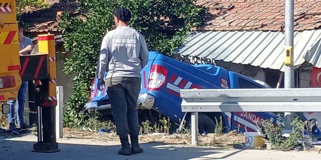 Kiraz'da jandarma aracıyla çarpışan otomobilin sürücüsü yaşam mücadelesini kaybetti