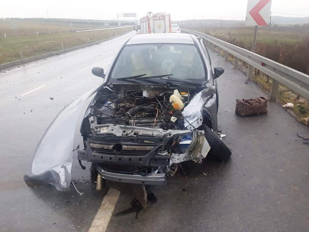 Manisa Saruhanlı İlçesinde kamyonet ile otomobil kazasında 3 kişi yaralandı