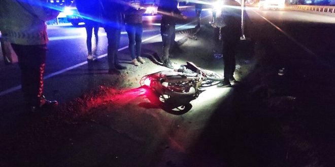 Manisa'da refüje devrilen motosikletin sürücüsü ağır yaralandı