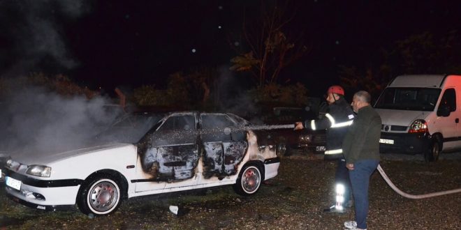 Manisa'nın Demirci ilçesinde iki otomobil yandı